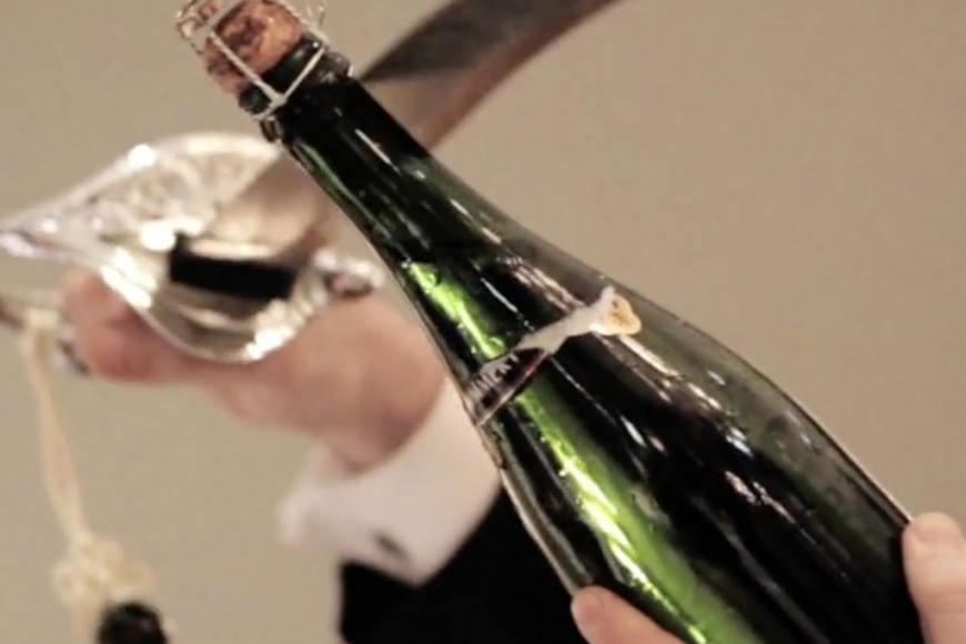 Vídeo ensina a abrir a garrafa com um sabre